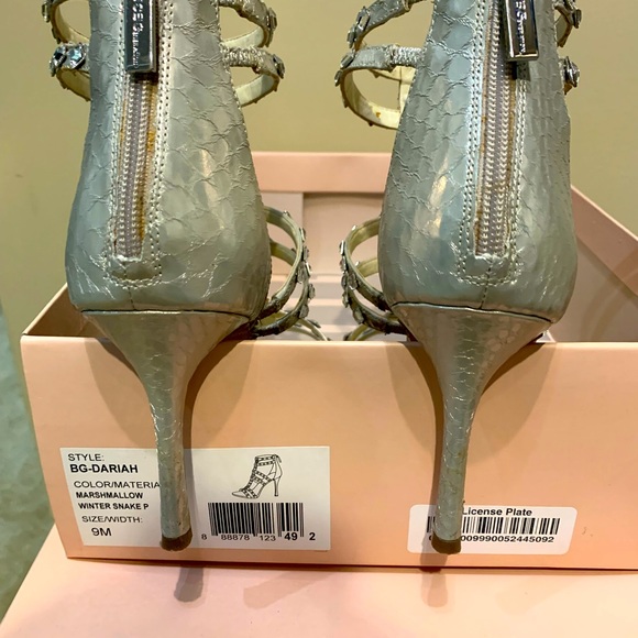 🔮FREE SHIPPING BCBG Dariah Heels Silver Embossed Snake Print Size 9🔮 - Picture 3 of 7